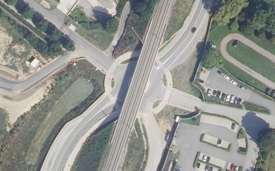 Vue aérienne du Rond-point anonyme n°667322292
