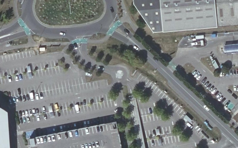Vue aérienne du Rond-point anonyme n°667440594