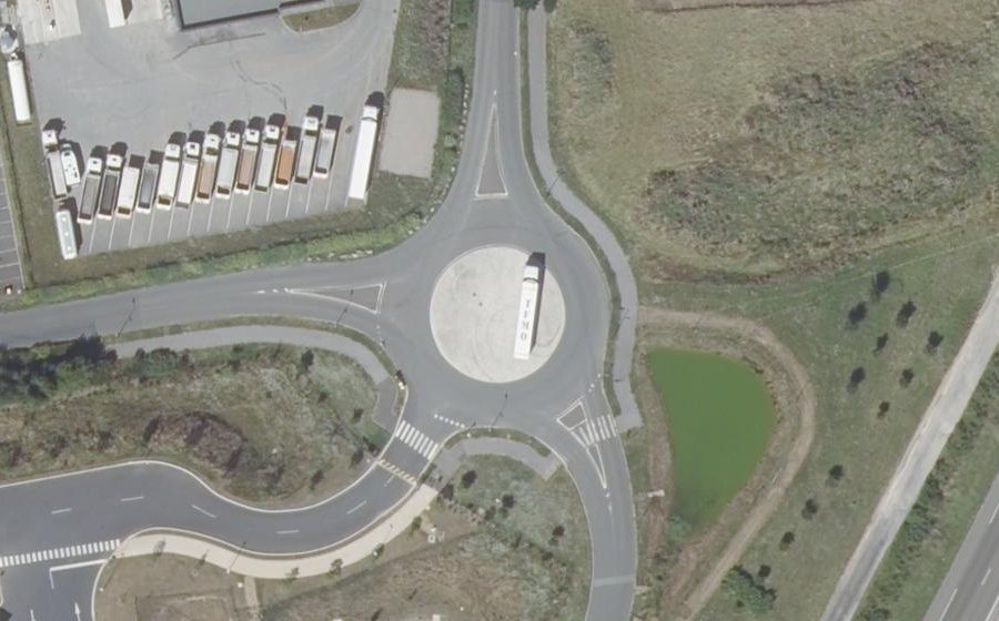 Vue aérienne du Rond-point anonyme n°667490652