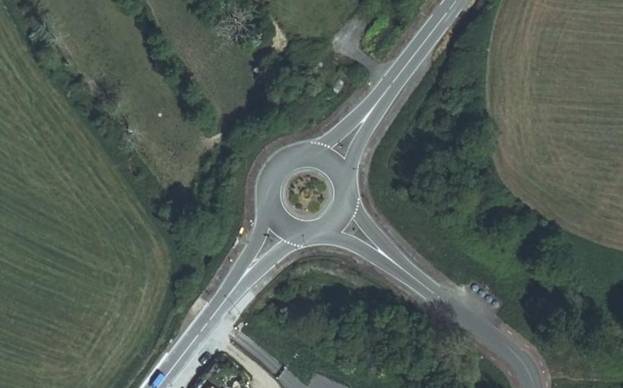 Vue aérienne du Rond-point anonyme n°667552488