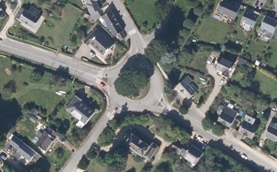 Vue aérienne du Rond-point anonyme n°667569392
