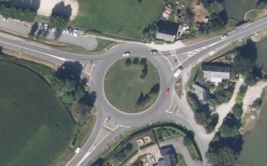 Vue aérienne du Rond-point anonyme n°667572323