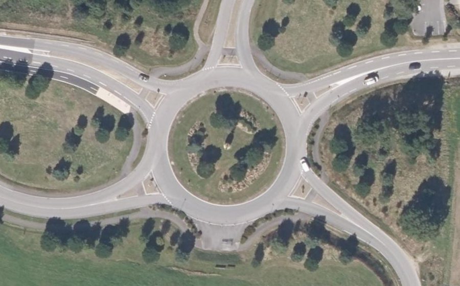 Vue aérienne du Rond-point anonyme n°667572324