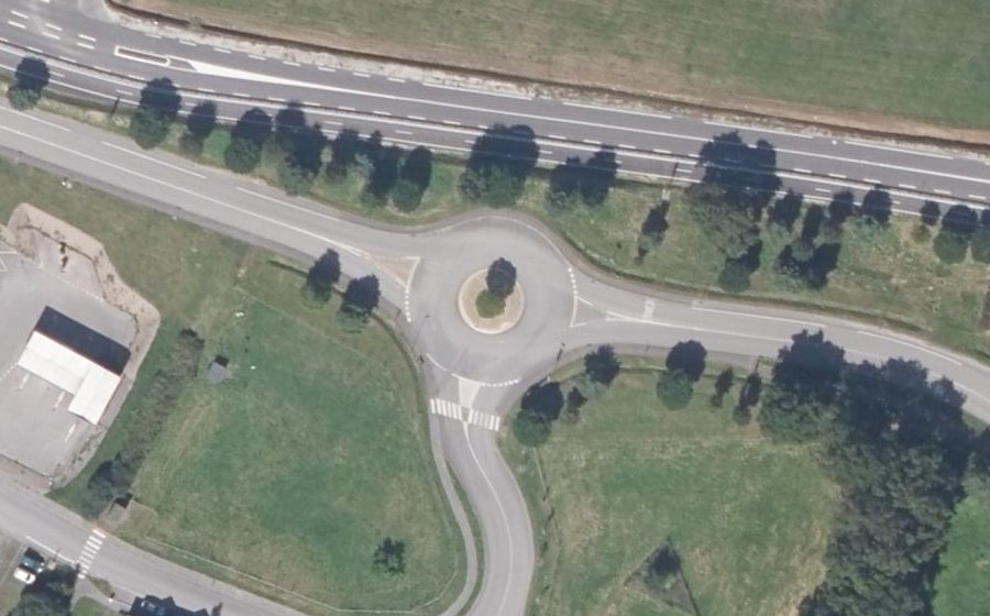 Vue aérienne du Rond-point anonyme n°667572328