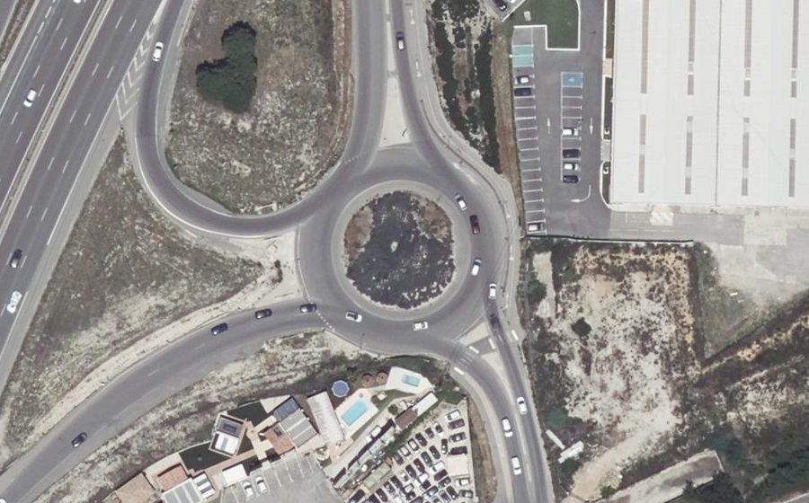 Vue aérienne du Rond-point anonyme n°667652495
