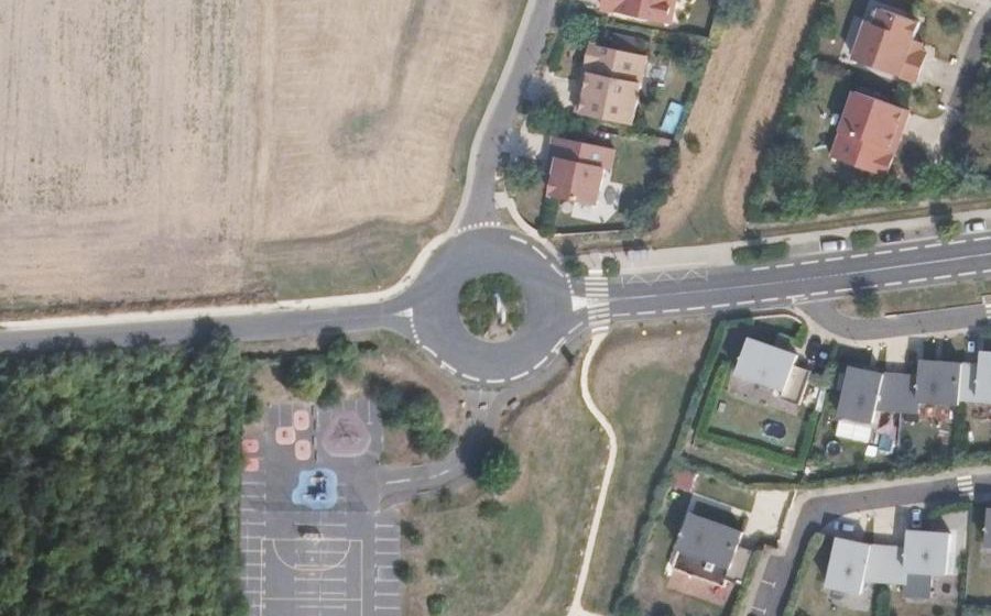 Vue aérienne du Rond-point anonyme n°66767995
