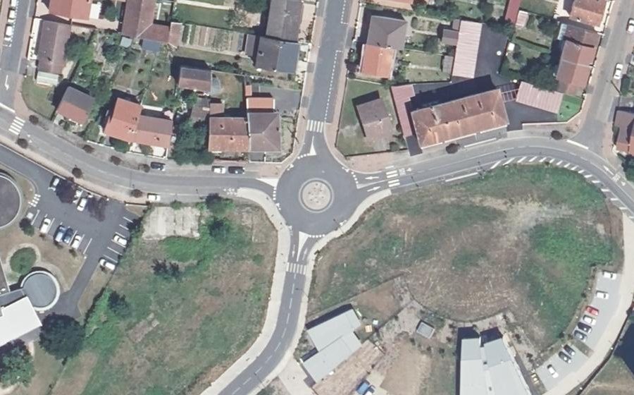 Vue aérienne du Rond-point anonyme n°667736973