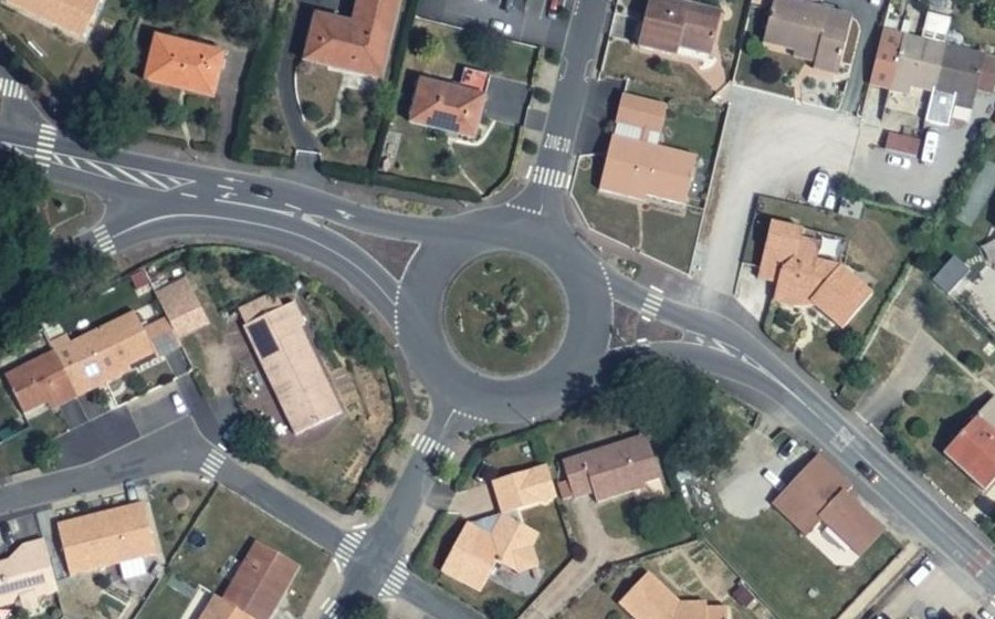 Vue aérienne du Rond-point anonyme n°66789681