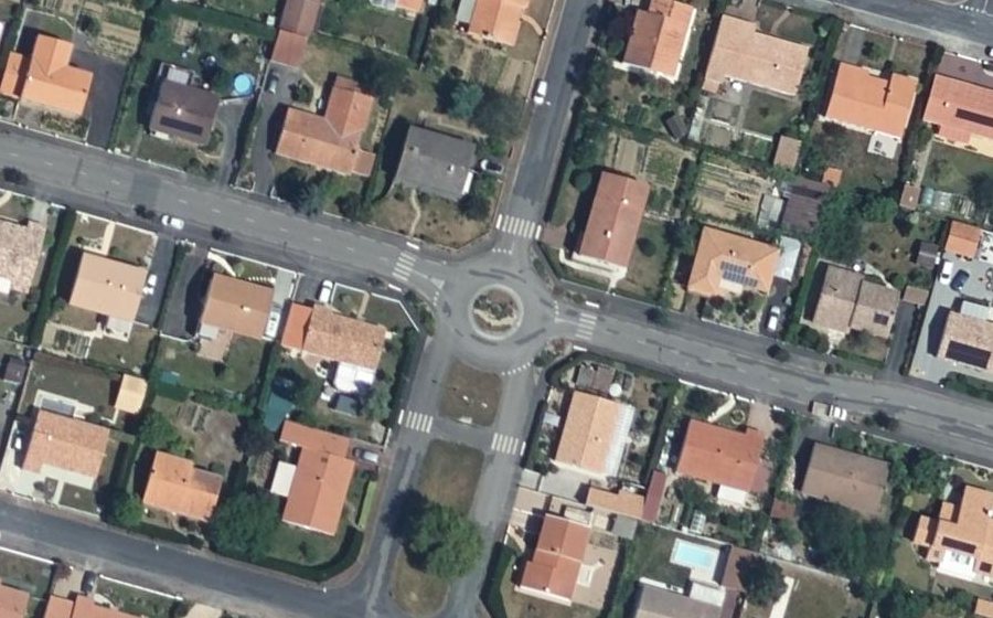 Vue aérienne du Rond-point anonyme n°66789733