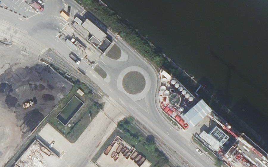 Vue aérienne du Rond-point anonyme n°668018914