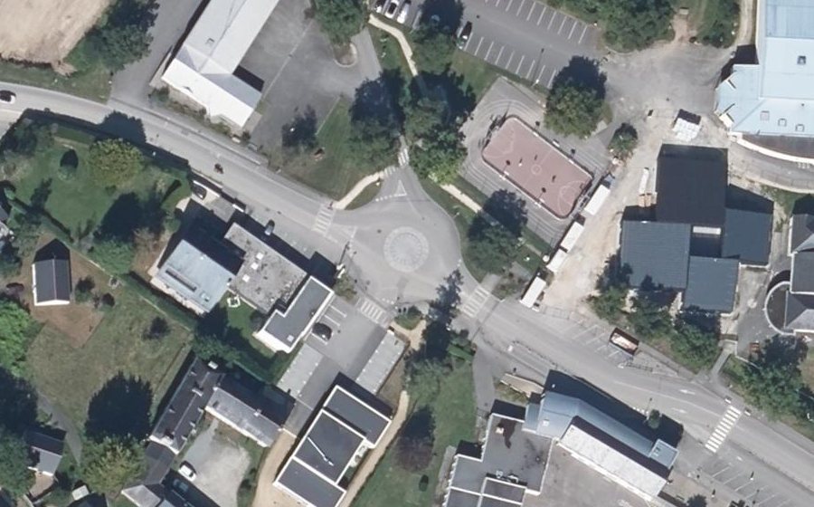 Vue aérienne du Rond-point anonyme n°668065718