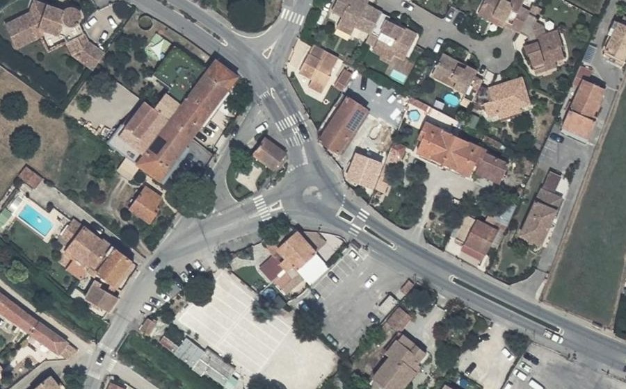 Vue aérienne du Rond-point anonyme n°668086878