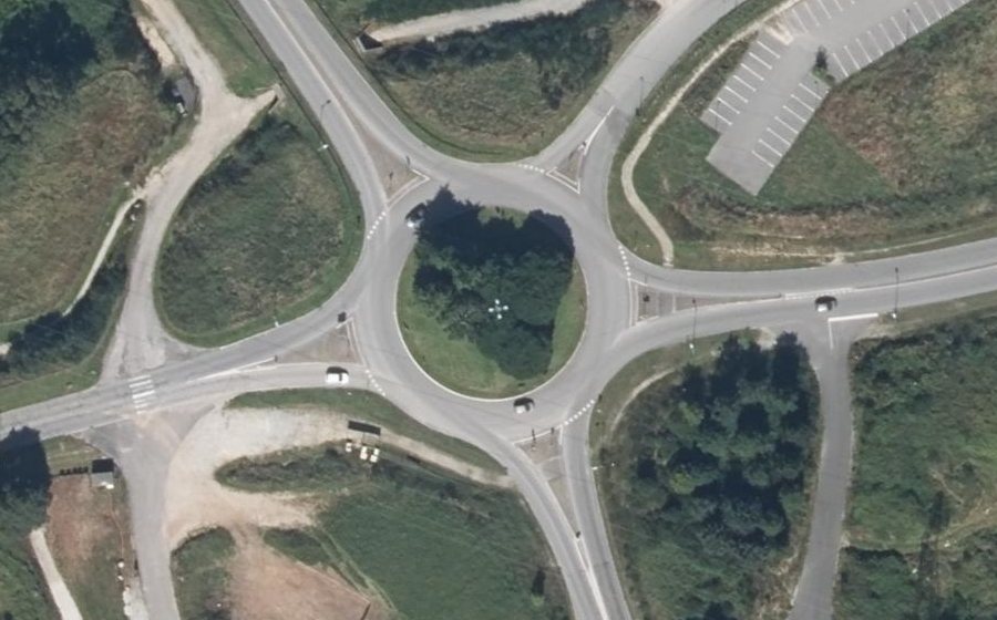 Vue aérienne du Rond-point anonyme n°668140434