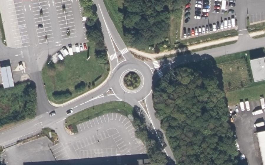 Vue aérienne du Rond-point anonyme n°668142600