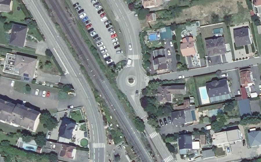 Vue aérienne du Rond-point anonyme n°668211208