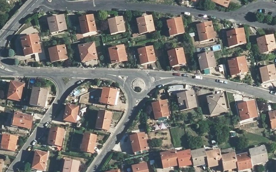 Vue aérienne du Rond-point anonyme n°668241589