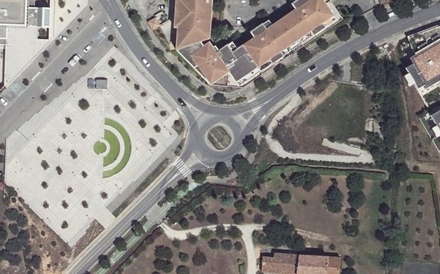 Vue aérienne du Rond-point anonyme n°66833277