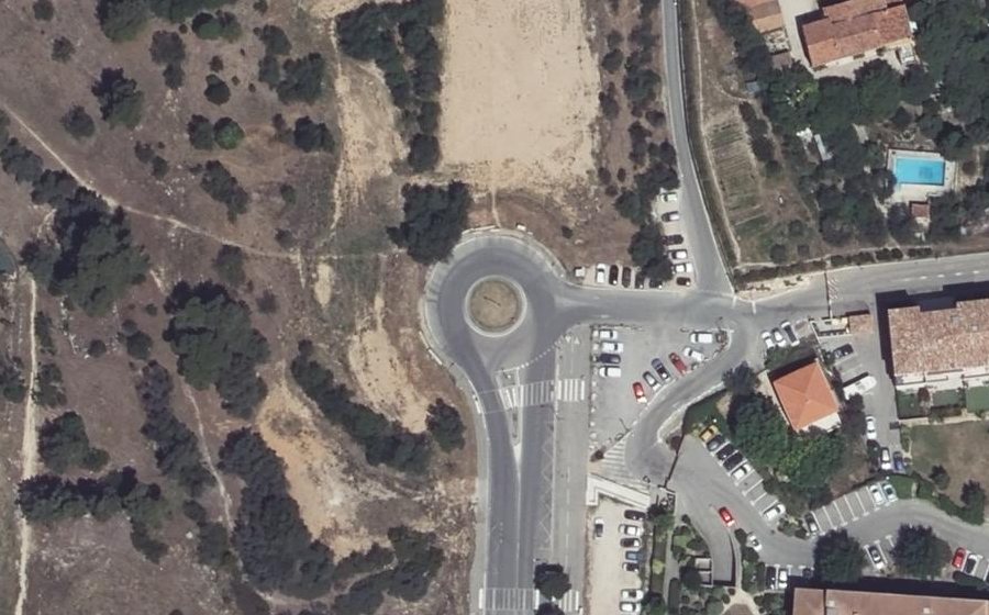 Vue aérienne du Rond-point anonyme n°66833279