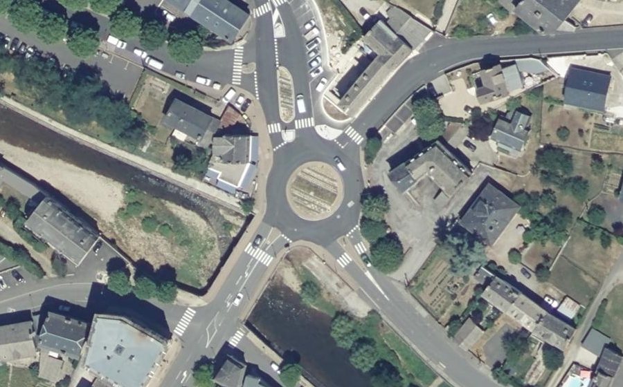 Vue aérienne du Rond-point anonyme n°66835546