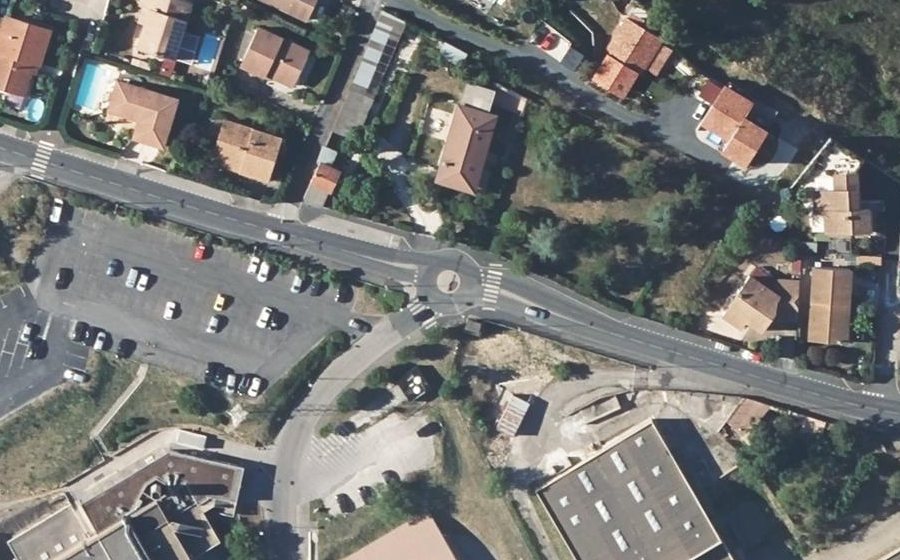 Vue aérienne du Rond-point anonyme n°668429466