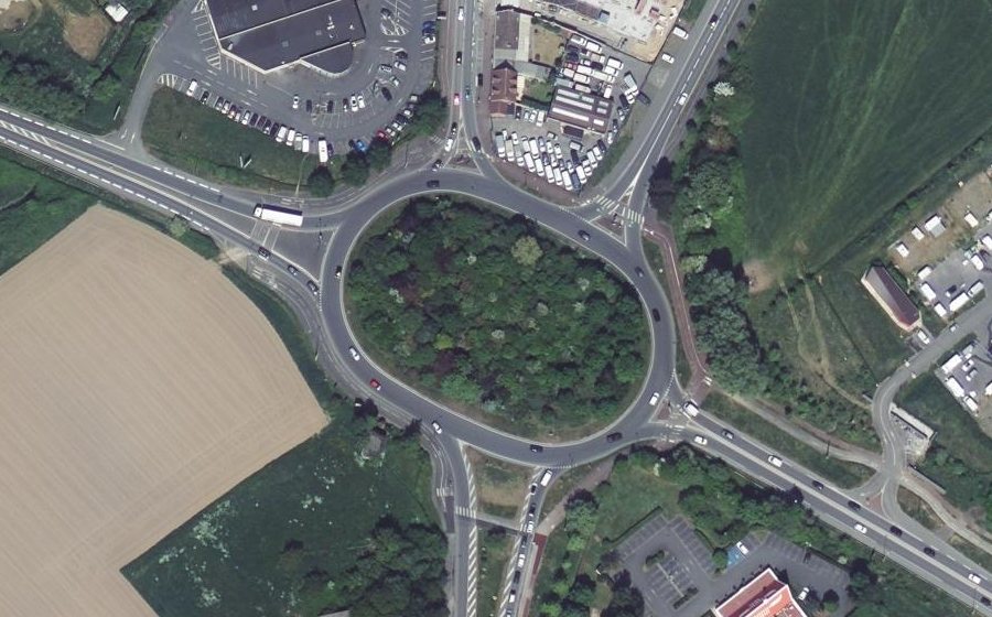 Vue aérienne du Rond-point anonyme n°668435580