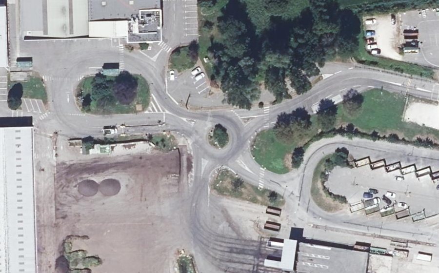 Vue aérienne du Rond-point anonyme n°668456342