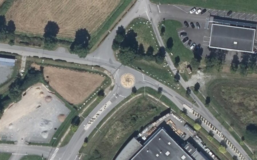 Vue aérienne du Rond-point anonyme n°668695583