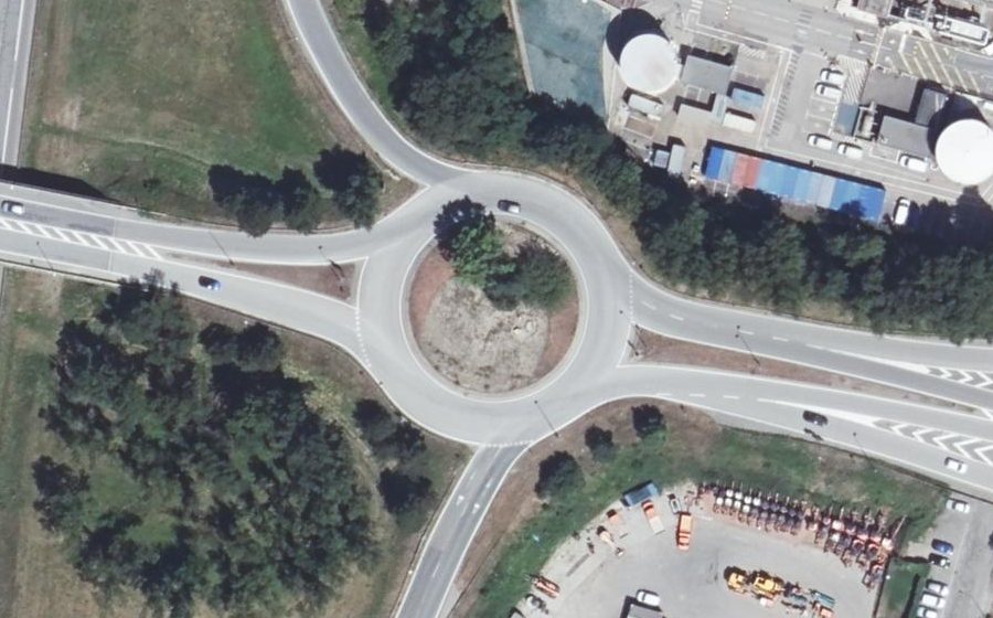 Vue aérienne du Rond-point anonyme n°668773125