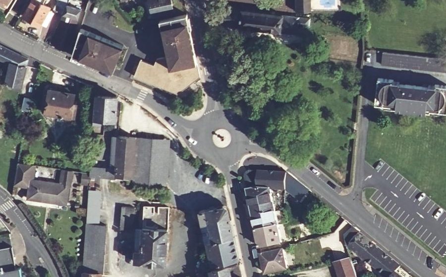 Vue aérienne du Rond-point anonyme n°668838744