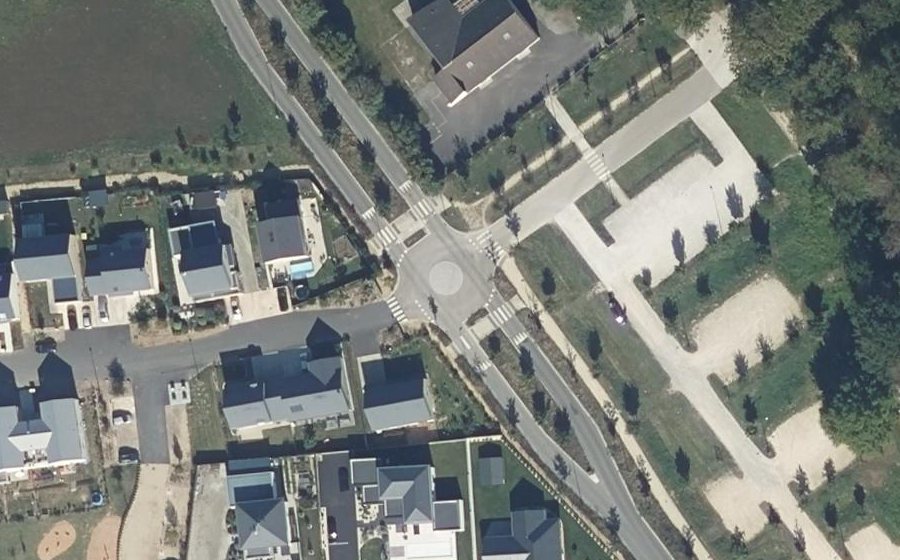 Vue aérienne du Rond-point anonyme n°668839359