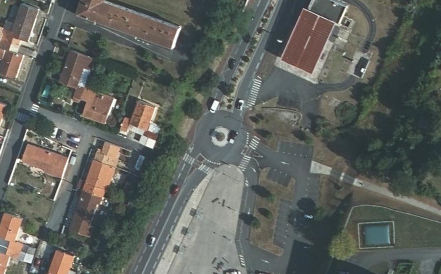 Vue aérienne du Rond-point anonyme n°668929440