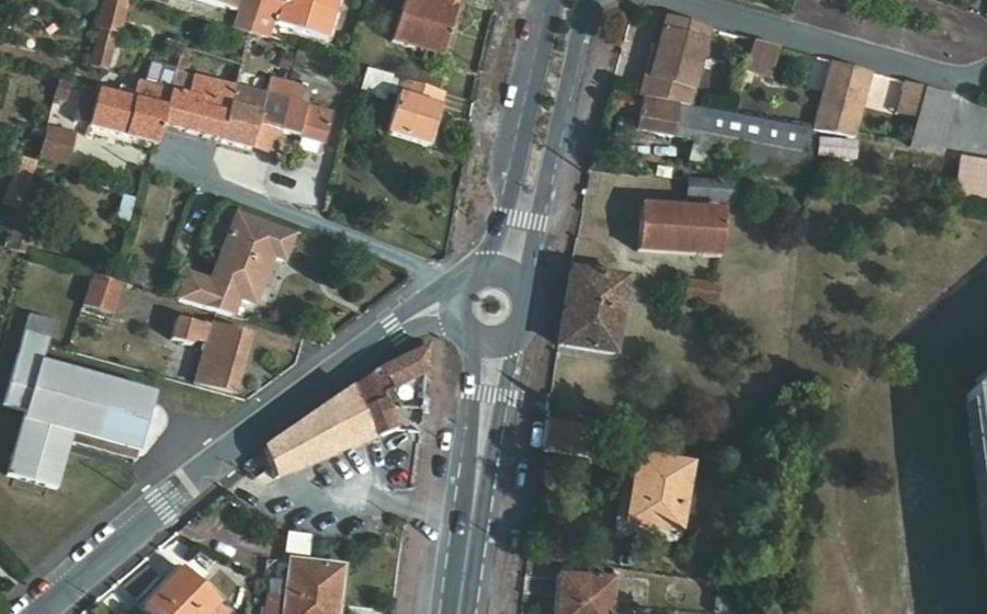 Vue aérienne du Rond-point anonyme n°668929447