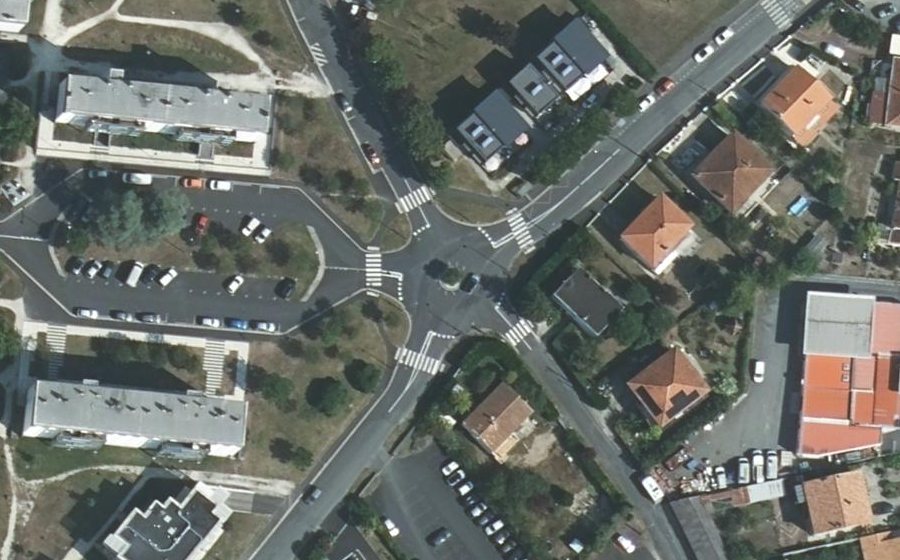 Vue aérienne du Rond-point anonyme n°668929448