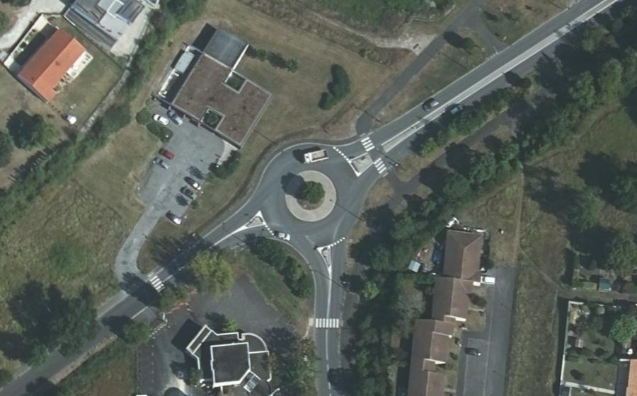 Vue aérienne du Rond-point anonyme n°668931299