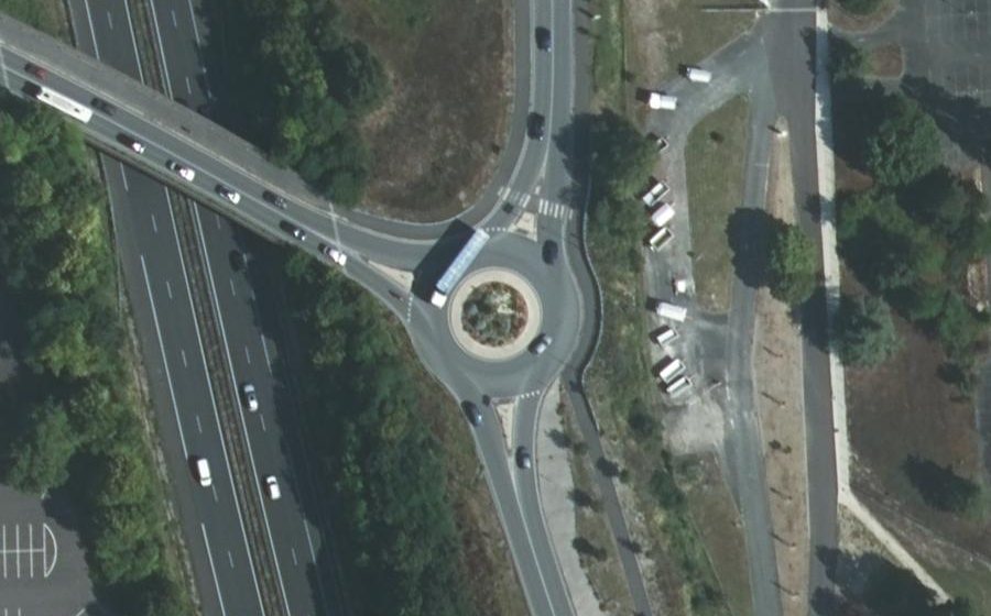 Vue aérienne du Rond-point anonyme n°668932412