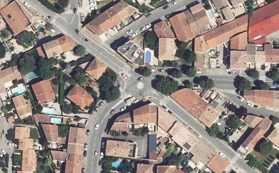 Vue aérienne du Rond-point anonyme n°668947183
