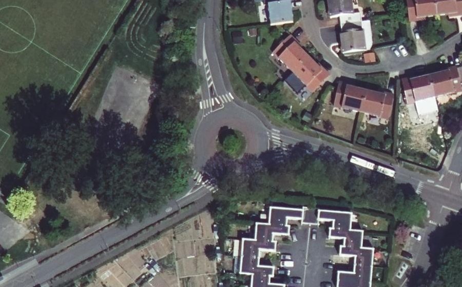 Vue aérienne du Rond-point anonyme n°668988712