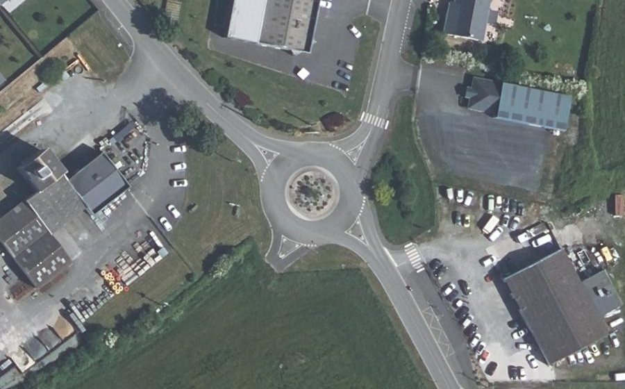 Vue aérienne du Rond-point anonyme n°669083400