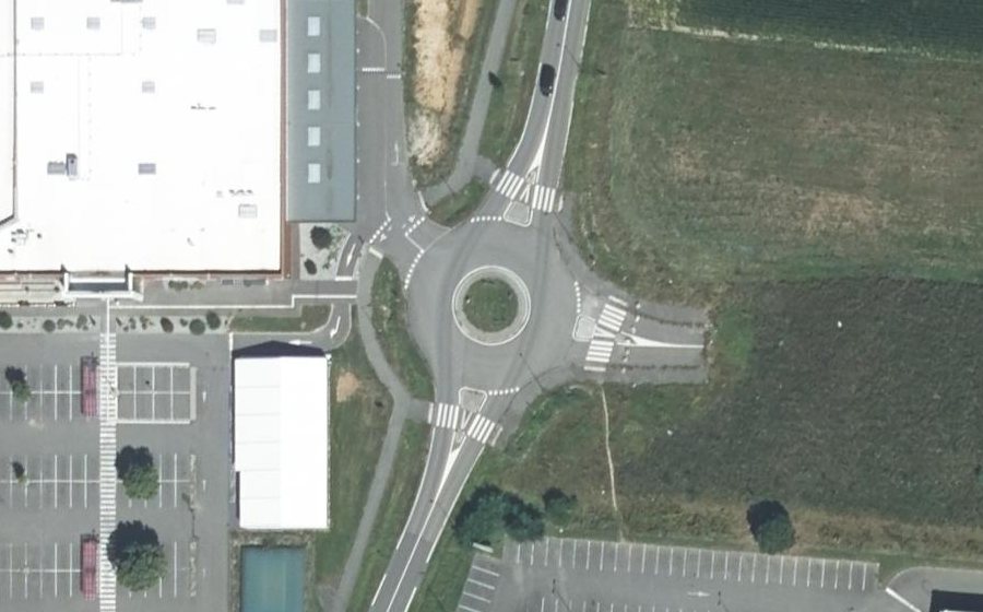 Vue aérienne du Rond-point anonyme n°669099771