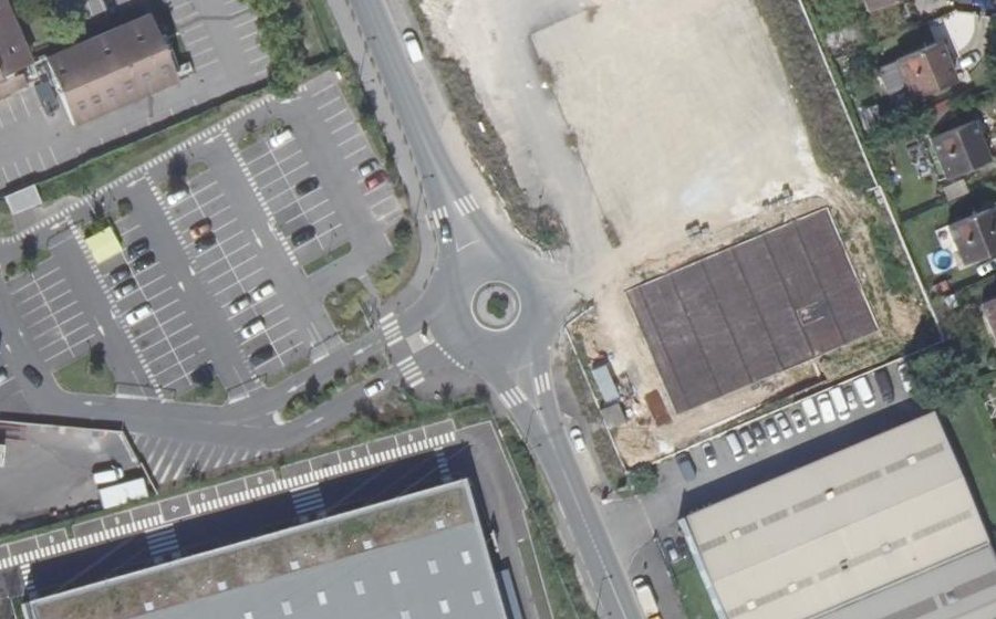 Vue aérienne du Rond-point anonyme n°669143614