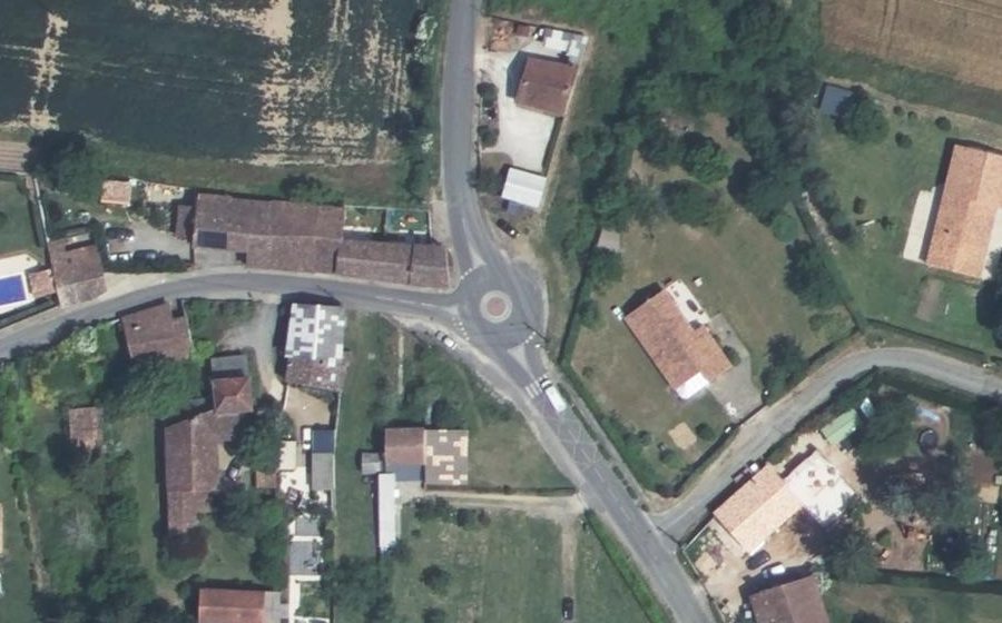 Vue aérienne du Rond-point anonyme n°669279025