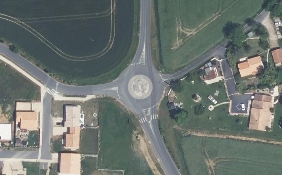 Vue aérienne du Rond-point anonyme n°669280593