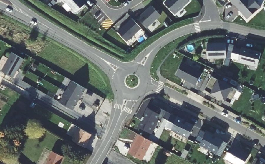 Vue aérienne du Rond-point anonyme n°669282202