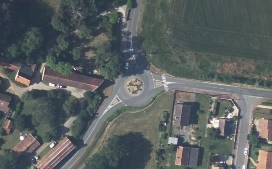 Vue aérienne du Rond-point anonyme n°669283950