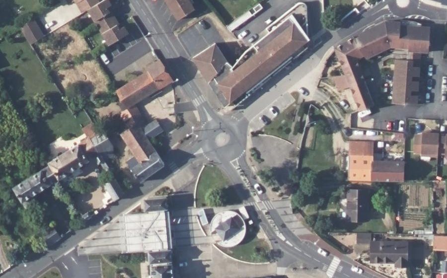 Vue aérienne du Rond-point anonyme n°669283951