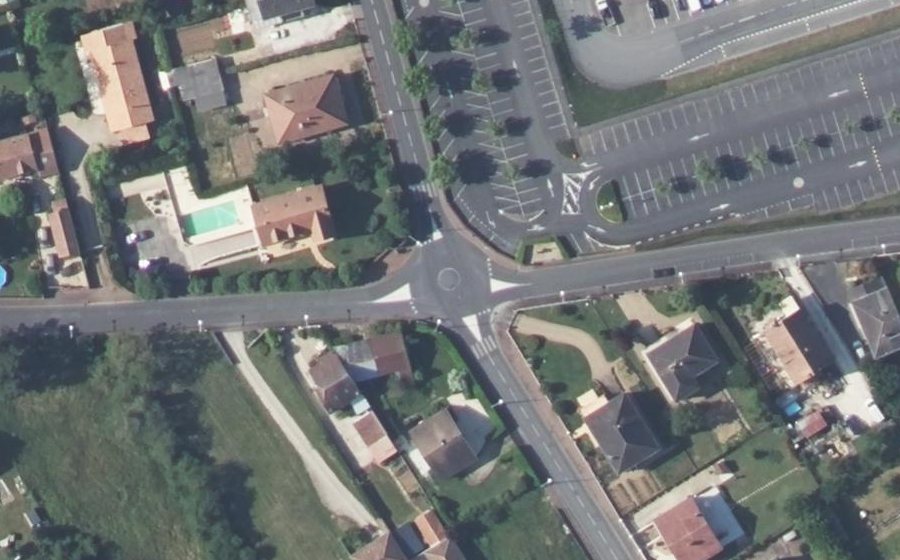 Vue aérienne du Rond-point anonyme n°669283952
