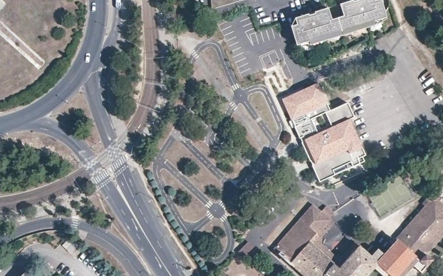 Vue aérienne du Rond-point anonyme n°669362494