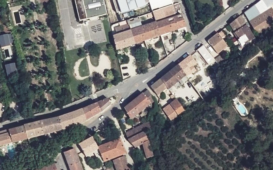 Vue aérienne du Rond-point anonyme n°669381073