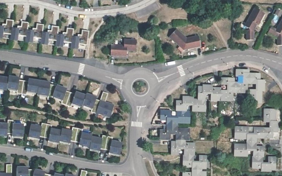 Vue aérienne du Rond-point anonyme n°669468900