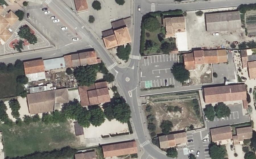 Vue aérienne du Rond-point anonyme n°669476589